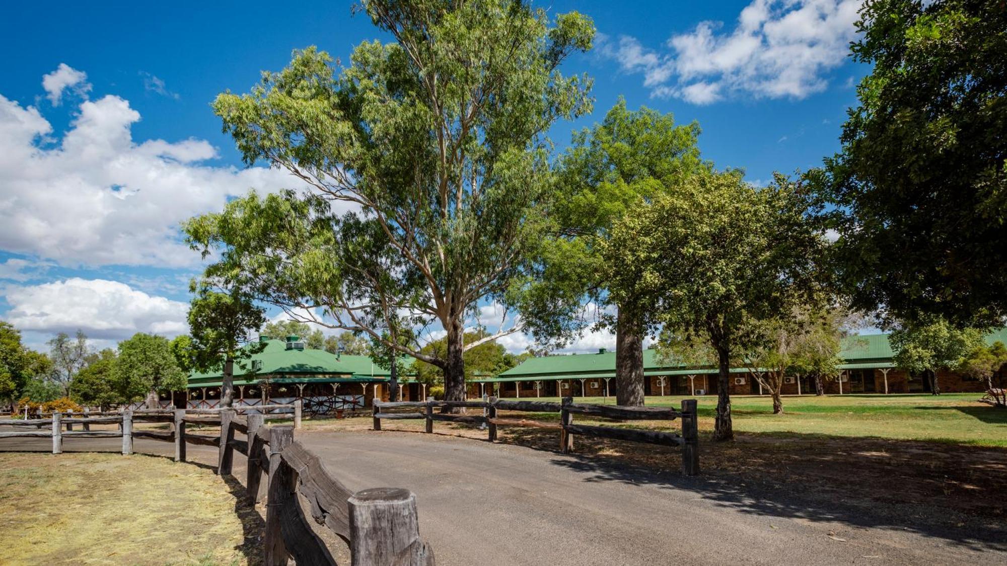 Overlander Homestead Motel Roma Buitenkant foto